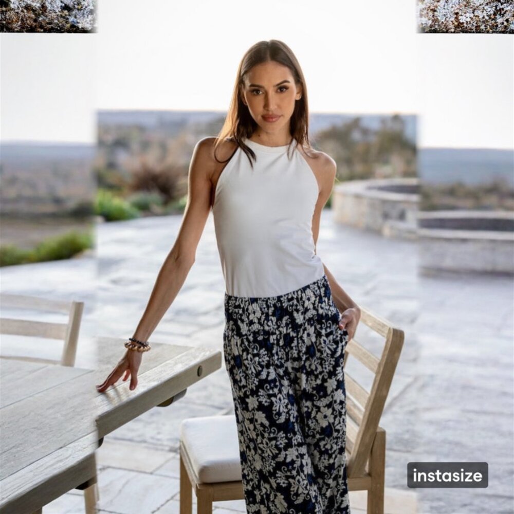 KIRAGRACE "GRACE" FORM FITTING, HIP-LENGTH, WHITE YOGA HALTER TANK. SIZE MEDIUM